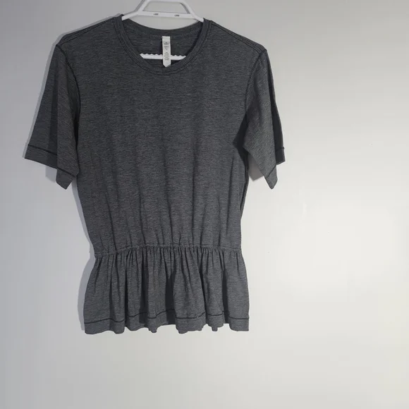 Lululemon Flouncey Tee  Size 4 - Picture 2 of 6